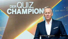 Mit einer Spezialausgabe von „Der Quiz-Champion“, in der sich thematisch alles um das zu Ende gehende Jahr 2025 dreht, steuert Moderator Johannes B. Kerner am 23. Dezember im ZDF auf die Feiertage zu. Als Promi-Experten sind u.a. Vanessa Mai, Boris Becker und Elton dabei. Foto © ZDF/Svea Pietschmann