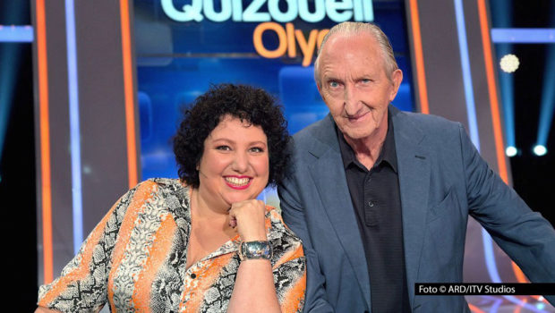 Als Team „Comedy“ stellen sich Schauspielerin Meltem Kaptan und Entertainer Mike Krüger am 28. Februar der Herausforderung beim „Quizduell-Olymp“. In der von Esther Sedlaczek moderierten ARD-Show treffen die beiden auf drei ausgewiesene Ratespiel-Profis. (Foto: ARD/ITV Studios)