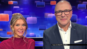 HP_Quizduell_Jubiläum_Karasek, Hold_Foto ARD_ITV Studios