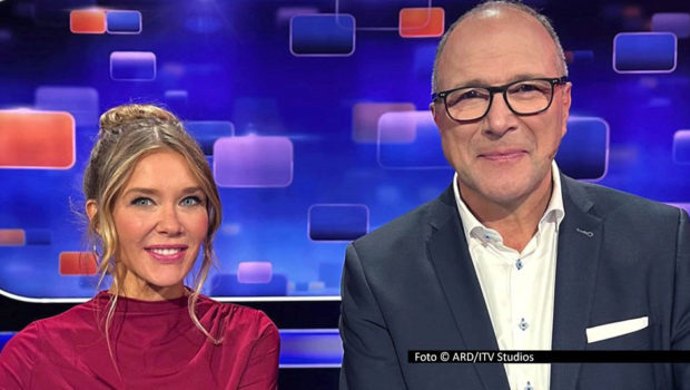 HP_Quizduell_Jubiläum_Karasek, Hold_Foto ARD_ITV Studios