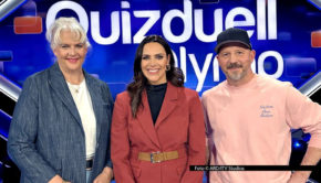 Zur Rateshow „Quizduell-Olymp“ im Ersten begrüßt Moderatorin Esther Sedlaczek am 20. Februar Bettina Schliephake-Burchardt und Christian Hümbs. Die „Promibacken“-Juroren stellen sich dem Ratewettbewerb. Ihre Konkurrenten sind drei ausgewiesene Quiz-Experten. (Foto © ARD/ITV Studios)