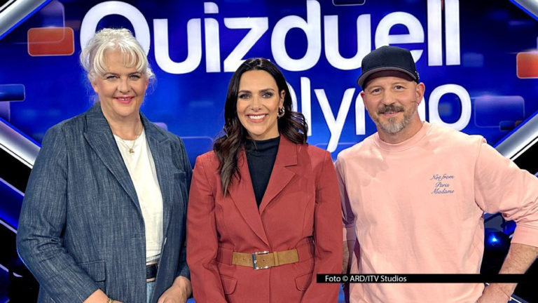 Zur Rateshow „Quizduell-Olymp“ im Ersten begrüßt Moderatorin Esther Sedlaczek am 20. Februar Bettina Schliephake-Burchardt und Christian Hümbs. Die „Promibacken“-Juroren stellen sich dem Ratewettbewerb. Ihre Konkurrenten sind drei ausgewiesene Quiz-Experten. (Foto © ARD/ITV Studios)