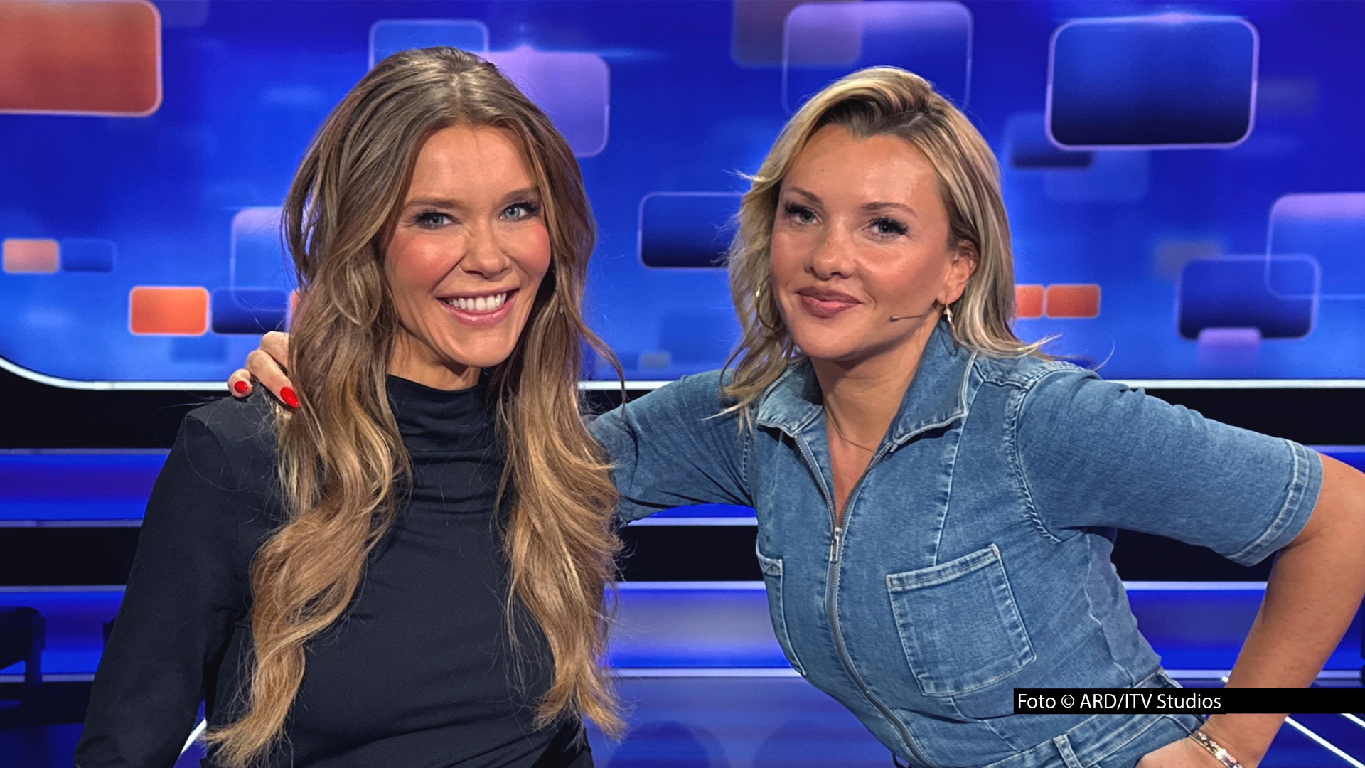 Als „Team Glamour“ treten Moderatorin Laura Karasek und Entertainerin Evelyn Burdecki am 26. Juni ans Ratepult. In der Show „Quizduell-Olymp“ im Ersten stellen sie sich am WM-freien Vorabend dem Ratewettbewerb mit drei ausgewiesenen Quiz-Profis. (Foto © ARD/ITV Studios)