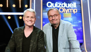 Moderatorin Esther Sedlaczek begrüßt am morgigen Freitag, den 23. Dezember Guido Cantz und Bernd Stelter zum „Quizduell-Olymp“ in der ARD. Die beiden Komiker quizzen dabei ab 18:50 Uhr im Ersten für einen guten Zweck. (Foto: ARD/Uwe Ernst)