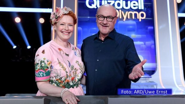 Moderatorin Enie van de Meiklokjes und Komiker Bodo Bach sind bereits ein eingespieltes Rateteam in der SWR-Sendung „Meister des Alltags“. Am 10. November wollen sie beweisen, dass sie auch gegen das Experten-Trio auf dem „Quizduell-Olymp“ im Ersten bestehen können. (Foto: ARD/Uwe Ernst)
