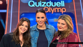 Quizmasterin Esther Sedlaczek führt am 31. Oktober durch eine neue Runde beim „Quizduell-OIymp“ im Ersten. Diesmal stellt sich das Team „Popstars“ mit den Sängerinnen Mandy Capristo und Alina der Herausforderung, gegen drei besten Quiz-Köpfe Deutschlands anzutreten. Foto © ARD/ITV Studios