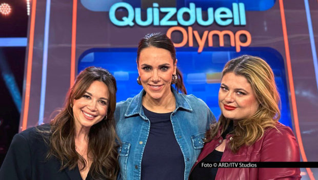 Quizmasterin Esther Sedlaczek führt am 31. Oktober durch eine neue Runde beim „Quizduell-OIymp“ im Ersten. Diesmal stellt sich das Team „Popstars“ mit den Sängerinnen Mandy Capristo und Alina der Herausforderung, gegen drei besten Quiz-Köpfe Deutschlands anzutreten. Foto © ARD/ITV Studios