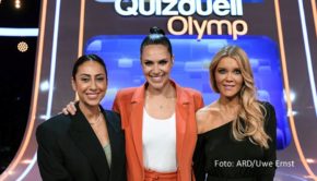 Gastgeberin Esther Sedlaczek begrüßt am 13. Januar die neue NDR-Quizmasterin Laura Karasek sowie die „The Voice“-Moderatorin Melissa Khalaj zum „Quizduell-Olymp“ im Ersten. Die beiden Kandidatin stellen sich dem Wettbewerb mit drei Ratespiel-Profis.(Foto: ARD/Uwe Ernst)