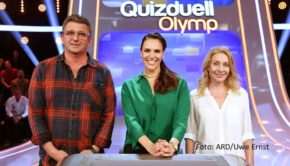 Bevor die neue „Bergdoktor“-Staffel im ZDF startet, sind „Dr. Martin Gruber“ und „Susanne Dreiseitl“ noch als Quiz-Kandidaten im Ersten zu sehen. Moderatorin Esther Sedlaczek begrüßt Schauspieler Hans Sigl und dessen Kollegin Natalie O‘Hara am 16. Dezember zum „Quizduell-Olymp“. (Foto: ARD/Uwe Ernst)
