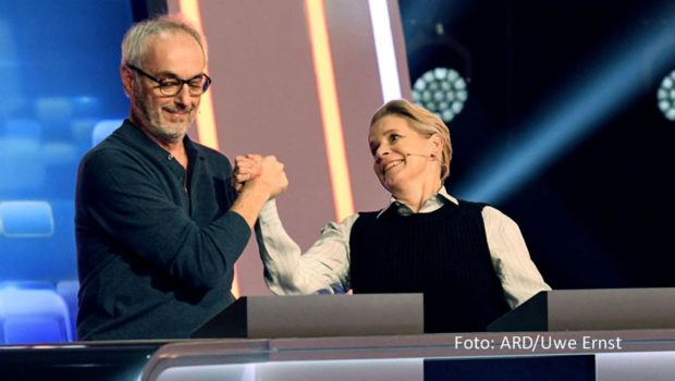 Zwei Hamburger gegen den „Quizduell-Olymp“. Spitzenköchin Cornelia Poletto und ihr Kollege Christian Rach treten am 10. Februar als „Team Kulinarik“ in der von Esther Sedlaczek moderierten ARD-Rateshow an. Ihre Gegner sind drei der besten Quiz-Köpfe Deutschlands. (Foto: ARD/Uwe Ernst)