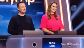 In der neuesten Ausgabe von „Quizduell-Olymp“ stellen sich diesmal Zwei-Sterne-Koch Tim Raue und seine Ehefrau Katharina den Quiz-Göttern. Es geht um 10.000 Euro für einen guten Zweck. Zu sehen gibt’s das packende Duell am 17. Mai um 18:50 Uhr im Ersten. (Foto: ARD/Uwe Ernst)