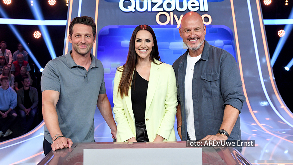 Für die Spitzenköche Alexander Kumptner und Frank Rosin geht‘s am 17. November von der „The Taste“-Kocharena auf den „Quizduell-Olymp“. Moderatorin Esther Sedlaczek begrüßt das Team „Kulinarik“ ab 18:50 Uhr zum spannenden Wettstreit mit Deutschlands Quiz-Elite. (Foto: ARD/Uwe Ernst)