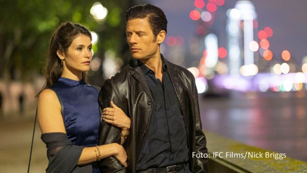 Der auf einer wahren Geschichte basierende britische Thriller „Rogue Agent“ ist ab dem 7. Juli in Deutschland exklusiv bei MagentaTV verfügbar. Die Hauptrollen spielen Gemma Arterton als Anwältin und James Norton als vermeintlicher Geheimdienstmitarbeiter. (Foto: IFC Films/Nick Briggs)