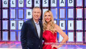 Bei RTLzwei kehrt ab dem heutigen 26. Januar die Kult-Show „Das Glücksrad“ zurück auf die Fernsehbildschirme. Durch das Revival führen die beiden Moderatoren Sonya Kraus und Thomas Hermanns, die sich nach jeder Runde an der Buchstabenwand abwechseln. (Foto: RTLzwei/Bernd-Michael Maurer)