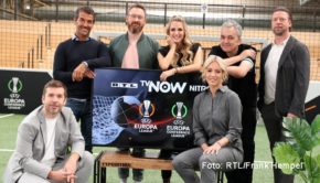 Das Fußball-Europapokal-Team der RTL-Gruppe, u.a. mit Robby Hunke, Arnd Zeigler und Weltmeister Karl-Heinz Riedle, ist am heutigen 21. Oktober wieder im Einsatz. Auf RTL, Nitro und TV Now wird umfassend über die Spiele der Europa League und Conference League berichtet. (Foto: RTL/Frank Hempel)
