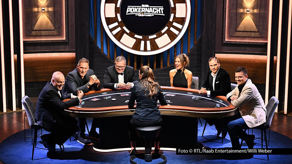 Bei RTL wird das TV-Studio zum Casino Royal. Am 27. Februar steht die erste Ausgabe von „Raabs Pokernacht” auf dem Programm. Mit Namensgeber Stefan Raab und seinem Ex-Praktikanten Elton sitzen u.a. Laura Karasek, Ralf Möller und Rúrik Gíslason am Spieltisch. (Foto: RTL/Raab Entertainment/Willi Weber)