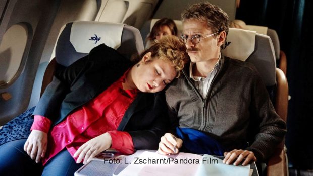 Der Spielfilm „Rabiye Kurnaz gegen George W. Bush“ mit Meltem Kaptan und Alexander Scheer feiert am nächsten Wochenende seine Weltpremiere bei der Berlinale. Als Termin für den regulären deutschen Kinostart hat der Verleih Pandora nun den 28. April angekündigt. (Foto: L. Zscharndt/Pandora Film)