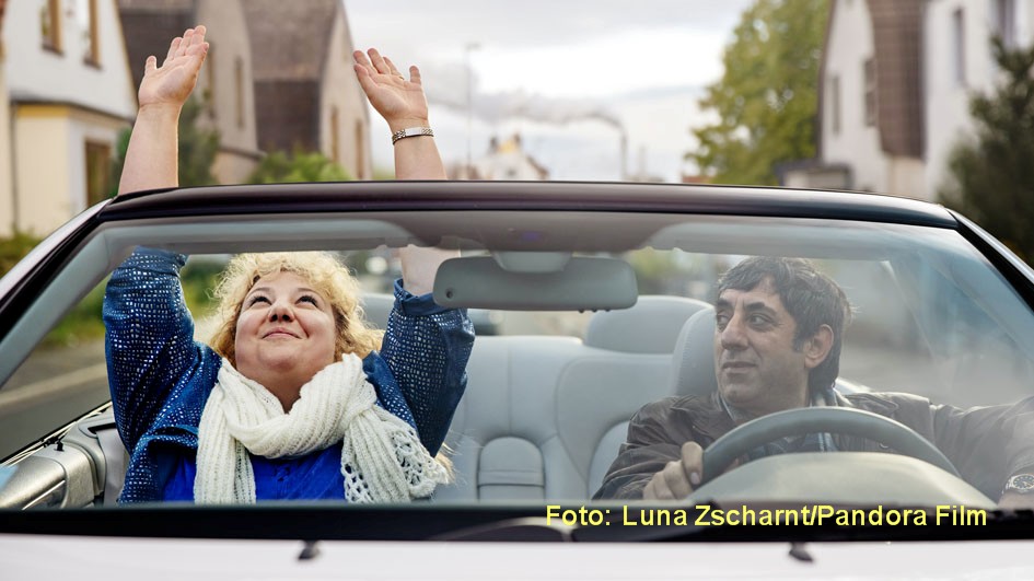Nach zwei Silbernen Bären wurde Andreas Dresens Tragikomödie „Rabiye Kurnaz gegen George W. Bush“ nun noch mit dem Gilde Filmpreis für den besten Film ausgezeichnet. Die Jury lobte vor allem die starke Präsenz von Hauptdarstellerin Meltem Kaptan. (Foto: Luna Zscharnt/Pandora Film)