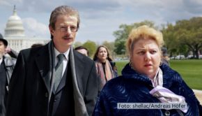 Andreas Dresens Tragikomödie „Rabiye Kurnaz gegen George W. Bush“ mit Alexander Scheer und Meltem Kaptan in den Hauptrollen zählte zu den großen Gewinnern des Kinojahres 2022. Koproduzent Arte strahlt den Film am 11. September erstmals im Free-TV aus. (Foto: shellac/Andreas Höfer)