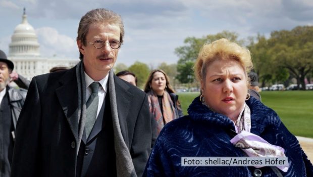 Andreas Dresens Tragikomödie „Rabiye Kurnaz gegen George W. Bush“ mit Alexander Scheer und Meltem Kaptan in den Hauptrollen zählte zu den großen Gewinnern des Kinojahres 2022. Koproduzent Arte strahlt den Film am 11. September erstmals im Free-TV aus. (Foto: shellac/Andreas Höfer)