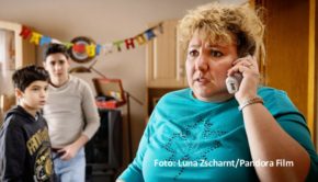 Der vielfach preisgekrönte Kinofilm „Rabiye Kurnaz gegen George W. Bush“ mit Hauptdarstellerin Meltem Kaptan wird nun auch physisch und digital für den Home-Entertainment-Markt veröffentlicht. Am 14. Oktober erscheint eine mit Bonusmaterial angereicherte Blu-ray- und DVD-Version. (Foto: Luna Zscharnt/Pandora Film)