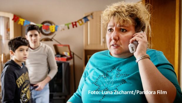 Der vielfach preisgekrönte Kinofilm „Rabiye Kurnaz gegen George W. Bush“ mit Hauptdarstellerin Meltem Kaptan wird nun auch physisch und digital für den Home-Entertainment-Markt veröffentlicht. Am 14. Oktober erscheint eine mit Bonusmaterial angereicherte Blu-ray- und DVD-Version. (Foto: Luna Zscharnt/Pandora Film)