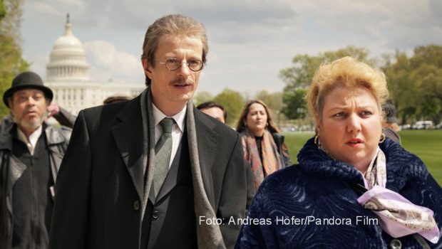 Neun Filme sind für das Auswahlverfahren zum deutschen Oscar-Beitrag für die Verleihung 2023 vorgeschlagen worden. Darunter ist auch Andreas Dresens bereits vielfach preisgekrönter Spielfilm „Rabiye Kurnaz gegen George W. Bush“ mit Meltem Kaptan und Alexander Scheer. (Foto: Andreas Höfer/Pandora Film)