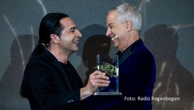 Erstmals seit 2019 konnte die Verleihung des Radio Regenbogen Award wieder über die Bühne gehen. Entertainer Thomas Hermanns führte durch die Gala im Europa-Park Rust und überreichte u.a. auch als Laudator die „Comedy“-Trophäe an Bülent Ceylan. Frank Elstner erhielt den Ehrenpreis. (Foto: Radio Regenbogen)