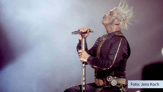 Nach ihren Konzerten in Deutschland ist die Band Rammstein derzeit weltweit live unterwegs. Mit dem aktuellen Album „Zeit“ landeten Sänger Till Lindemann und Co. hierzulande auf Platz 1 der Halbjahrescharts. Die Toten Hosen belegen mit „Alles aus Liebe: 40 Jahre Die Toten Hosen“ Rang 2. (Foto: Jens Koch)