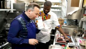 Zwei-Sterne-Koch Tim Raue und seine Frau Katharina greifen ab dem 16. Juli in der RTL-Reihe „Raue – Der Restaurantretter“ wieder kriselnden Lokalen unter die Arme. Ihr erster Einsatz führt sie nach Köln, wo Koch Ade die Speisen für das „Hollwigger Bistrorant“ zubereitet. (Foto: RTL)