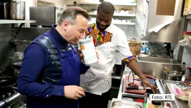 Zwei-Sterne-Koch Tim Raue und seine Frau Katharina greifen ab dem 16. Juli in der RTL-Reihe „Raue – Der Restaurantretter“ wieder kriselnden Lokalen unter die Arme. Ihr erster Einsatz führt sie nach Köln, wo Koch Ade die Speisen für das „Hollwigger Bistrorant“ zubereitet. (Foto: RTL)