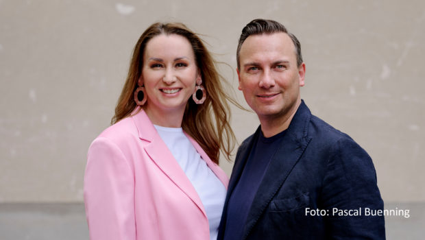 Ab dem 16. Juli melden sich Tim und Katharina Raue mit „Raue – Der Restaurantretter“ zurück. Jeden Dienstag um 20:15 Uhr hilft das Ehepaar bei RTL verzweifelten Restaurantbetreibern aus der Krise. Die Episoden sind jeweils eine Woche vor der TV-Ausstrahlung auf RTL+ verfügbar. (Foto: Pascal Buenning)