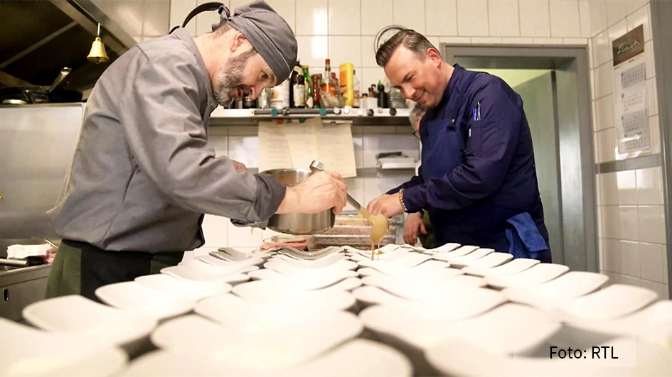 In der finalen Staffelfolge von „Raue – Der Restaurantretter“ kämpfen Sternekoch Tim Raue und seine Frau Katharina um das Überleben der „Villa Meßmer“ in Alzenau bei Aschaffenburg. Sie versuchen, das Restaurant und die Beziehung der beiden Besitzer Arnold und Miriam zu retten. (Foto: RTL)