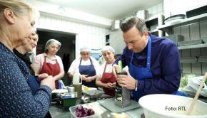 Tim Raue packt beherzt mit an: für die neueste Ausgabe von „Raue – Der Restaurantretter“ reist der Berliner Zwei-Sterne-Koch gemeinsam mit seiner Frau Katharina nach Saarbrücken. Dort benötigen die junge Gastronomin Irina und ihr familiengeführtes Restaurant „To Steki“ dringend Hilfe. (Foto: RTL)