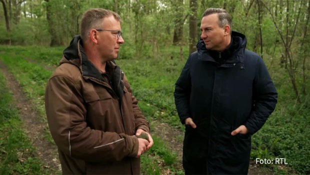 In der neuen Folge „Raue – Der Restaurantretter“ geht’s um Wald und Wild – und irgendwann auch um die Wurst. Sternekoch Tim Raue und seine Frau Katharina reisen ins brandenburgische Rathenow, denn dort steckt Ralf Oehme mit seiner „Gaststätte Fortschritt“ in der Krise. (Foto: RTL)