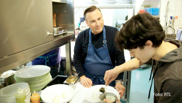 Spitzenkoch Tim Raue ist auf kulinarischer Mission in Berlin. Gemeinsam mit seiner Ehefrau Katharina versucht er dem jungen Gastronom Emil einen Weg aus der finanziellen Krise aufzuzeigen. Ob ihm das gelingt, zeigt RTL am 23. Juli in einer neuen Ausgabe „Raue – Der Restaurantretter“. (Foto: RTL)