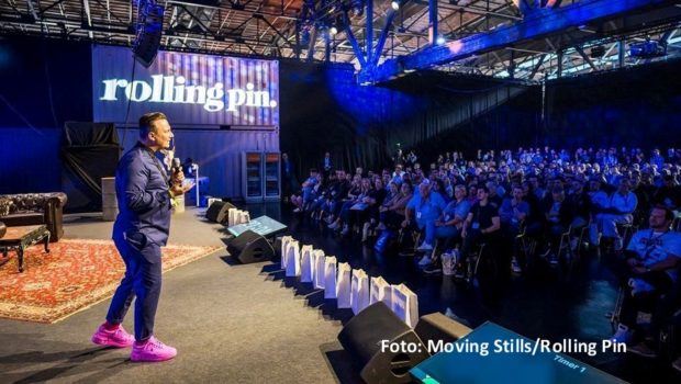 Der Berliner Spitzenkoch Tim Raue gehörte am 25. September zu den ersten Rednern bei der Rolling Pin Convention Germany in Berlin. Bei der abendlichen Preisverleihung konnte er sich einmal mehr über eine Spitzenplatzierung in der Rangliste der „100 Best Chefs Germany“ freuen. (Foto: Moving Stills/Rolling Pin)