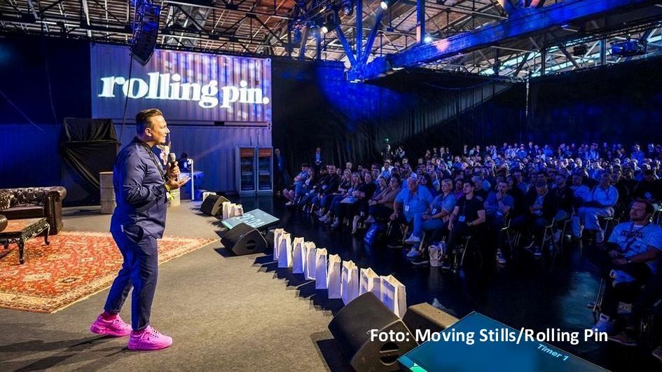 Der Berliner Spitzenkoch Tim Raue gehörte am 25. September zu den ersten Rednern bei der Rolling Pin Convention Germany in Berlin. Bei der abendlichen Preisverleihung konnte er sich einmal mehr über eine Spitzenplatzierung in der Rangliste der „100 Best Chefs Germany“ freuen. (Foto: Moving Stills/Rolling Pin)