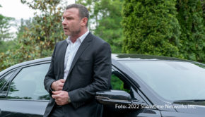 Nach sieben erfolgreichen Staffeln feiert die US-amerikanische TV-Serie „Ray Donovan“ mit dem Film „Ray Donovan: The Movie“ ihr großes Finale. MagentaTV zeigt das Krimidrama exklusiv. Wie schon in der Serie spielt Liev Schreiber die Titelfigur. (Foto: 2022 Showtime Networks Inc.)