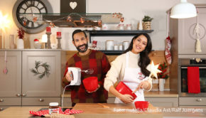 Kneten, backen und schließlich naschen: Moderatorin Rebecca Mir und Tänzer Massimo Sinató legten sich bei der vorweihnachtlichen Aktion „Backen mit Nutella“ mächtig ins Zeug. Außerdem gewährte das Promi-Paar Einblicke in seine ganz persönliche Weihnachtswelt. (Foto: nutella/Claudia Ast/Ralf Juergens)