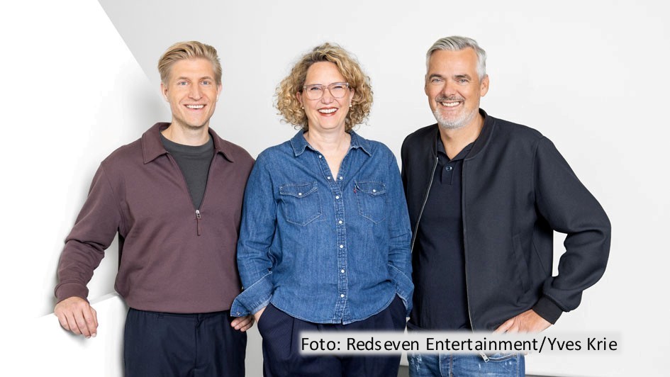 Zum 1. November wird Leonard Schuster als CFO neues Mitglied der Geschäftsführung von Redseven Entertainment neben Christiane Heinemann und dem Vorsitzenden Jobst Benthues. Als weitere Verstärkung wird Produzentin Ute Brendel in das Führungsteam des Unternehmens aufgenommen. (Foto: Redseven Entertainment/Yves Krie)
