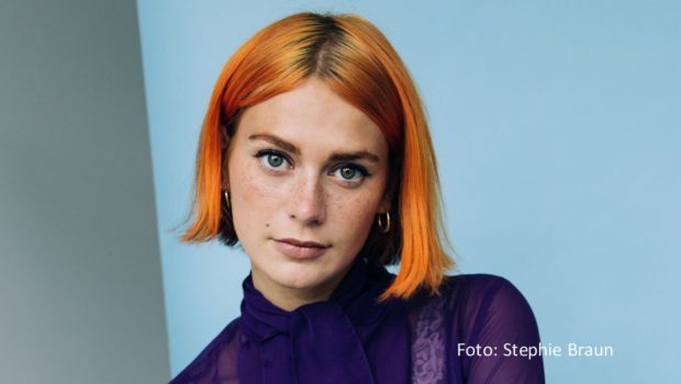 Das Reeperbahn Festival 2024 wird am 18. September mit einer offiziellen Eröffnungsshow im Hamburger Stage Operettenhaus eingeleitet. Als musikalischer Act tritt u.a. Alli Neumann auf. Zudem gehört die Vorstellung der Newcomer-Preis-Jury mit dem deutschen Juror Tim Bendzko zum Programm. (Foto: Stephie Braun)