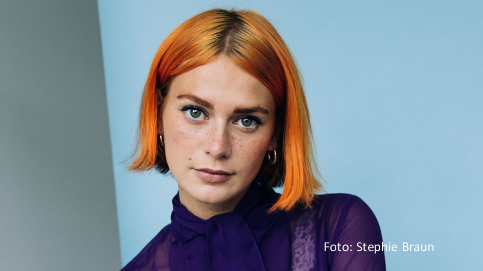 Das Reeperbahn Festival 2024 wird am 18. September mit einer offiziellen Eröffnungsshow im Hamburger Stage Operettenhaus eingeleitet. Als musikalischer Act tritt u.a. Alli Neumann auf. Zudem gehört die Vorstellung der Newcomer-Preis-Jury mit dem deutschen Juror Tim Bendzko zum Programm. (Foto: Stephie Braun)