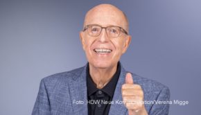 Reiner Calmund sorgte in dieser Woche wegen seines reduzierten Körpergewichts für mediales Aufsehen – mit reichlich Verspätung. Darüber spricht der Ex-Fußballmanager in der neuen Episode von „Echte Champions XXL“ mit seinen Podcast-Kollegen Matze Knop und Tobias Holtkamp. (Foto: HDW/Neue Kommunikation/Verena Migge)