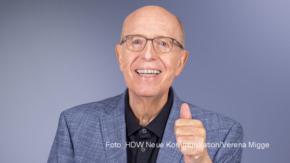 Reiner Calmund sorgte in dieser Woche wegen seines reduzierten Körpergewichts für mediales Aufsehen – mit reichlich Verspätung. Darüber spricht der Ex-Fußballmanager in der neuen Episode von „Echte Champions XXL“ mit seinen Podcast-Kollegen Matze Knop und Tobias Holtkamp. (Foto: HDW/Neue Kommunikation/Verena Migge)