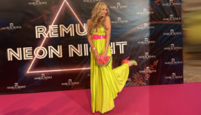 Auf Mallorca bat Unternehmer Marcel Remus zur „Remus Neon Night“. Auf dem pinken Teppich gab sich u.a. Sonya Kraus die Ehre. Hinzu kamen Stars wie Elle Macpherson, Loona, Frauke Ludowig, Anna Ermakova u.v.a. (Foto: Lisa Rothländer)