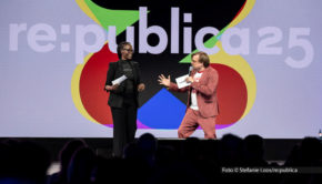 Mehr als 1.100 Speaker bietet das Programm der Digital- und Gesellschaftskonferenz re:publica 25 in Berlin auf. Am 26. Mai eröffneten die Bühnen-Moderatoren Anna Dushime und Nilz Bokelberg das vielfältige Geschehen rund um aktuelle Themen aus Medien, Politik, Wirtschaft und Gesellschaft.
