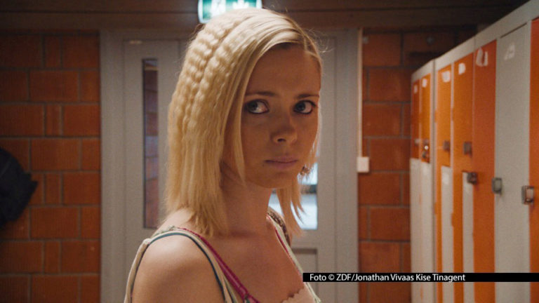 Die preisgekrönte norwegische Serie „Requiem for Selina“ mit Hauptdarstellerin Elli Rhiannon Müller Osborne feiert am 3. Februar ihre Deutschlandpremiere bei ZDFneo und im Streamingportal des ZDF. Im Zentrum der Handlung steht eine Außenseiterin, die als Beauty-Bloggerin zum Star wird. (Foto © ZDF/Jonathan Vivaas Kise Tinagent)