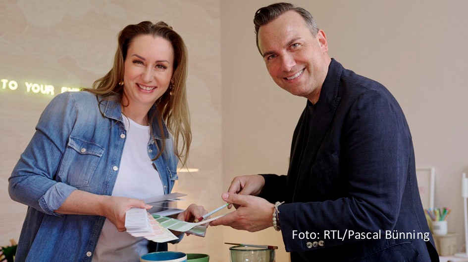 Zwei-Sterne-Koch und Gastronom Tim Raue und seine Frau Katharina greifen ab dem 11. April bei RTL in Not geratenen Restaurants mit Fachwissen und Erfahrung unter die Arme. Der erste Einsatz bei „Raue – Der Restaurantretter“ führt die beiden nach Hülben in Baden-Württemberg. (Foto: RTL/Pascal Bünning)