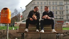 Im heimischen Berlin sind die RTL-„Restaurantretter“ Tim und Katharina Raue am 25. April unterwegs, um das Team im Restaurant „Brikz“ mit Rat und Tat zu unterstützen. Der Zwei-Sterne-Koch trifft sich am Rande auch mit seinem Schulfreund, dem TV-Serienstar und Filmemacher Kida Khodr Ramadan. (Foto: RTL)